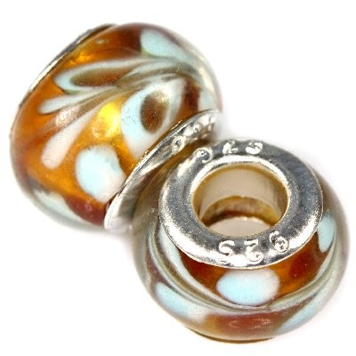 Gylden glas charm, med lyseblåt mønster.